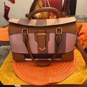 Women’s Black and White pattern Purse for your everyday use.